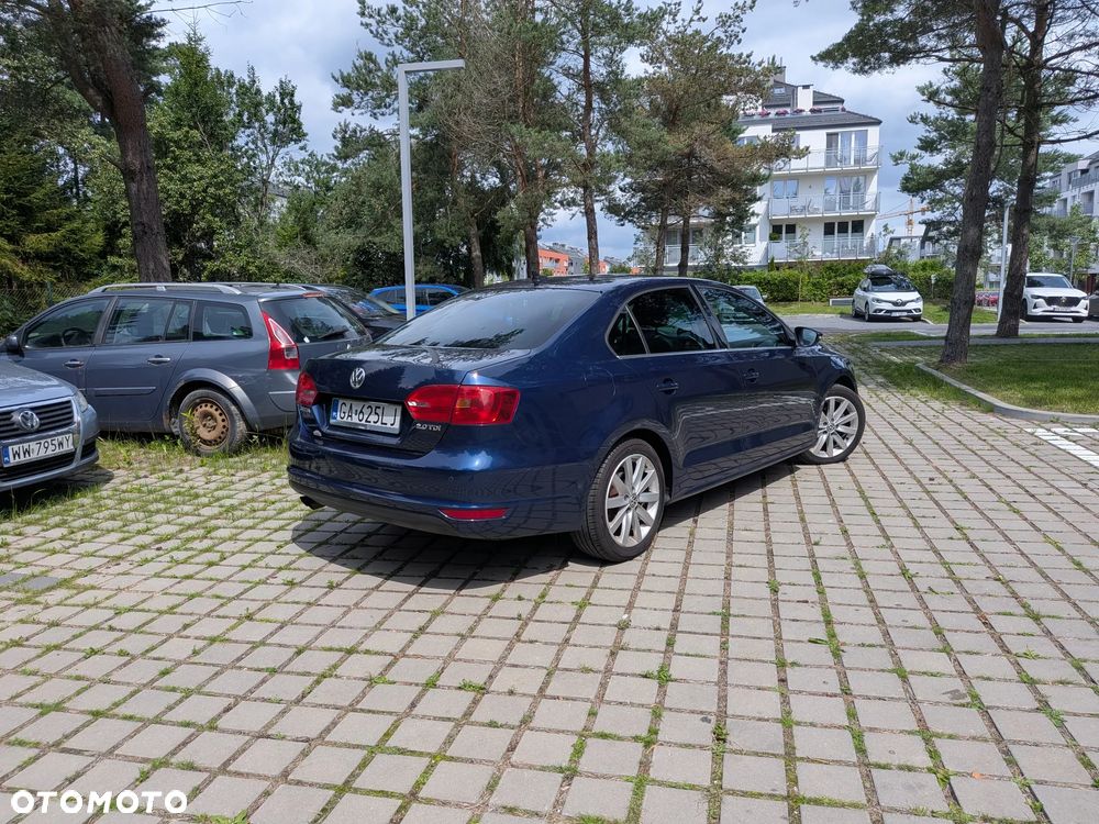 Volkswagen Jetta 2.0 TDI Highline - 3