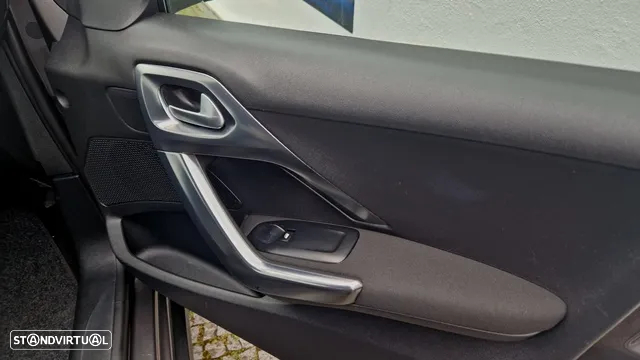 Peugeot 2008 1.5 BlueHDi Allure EAT6 - 18