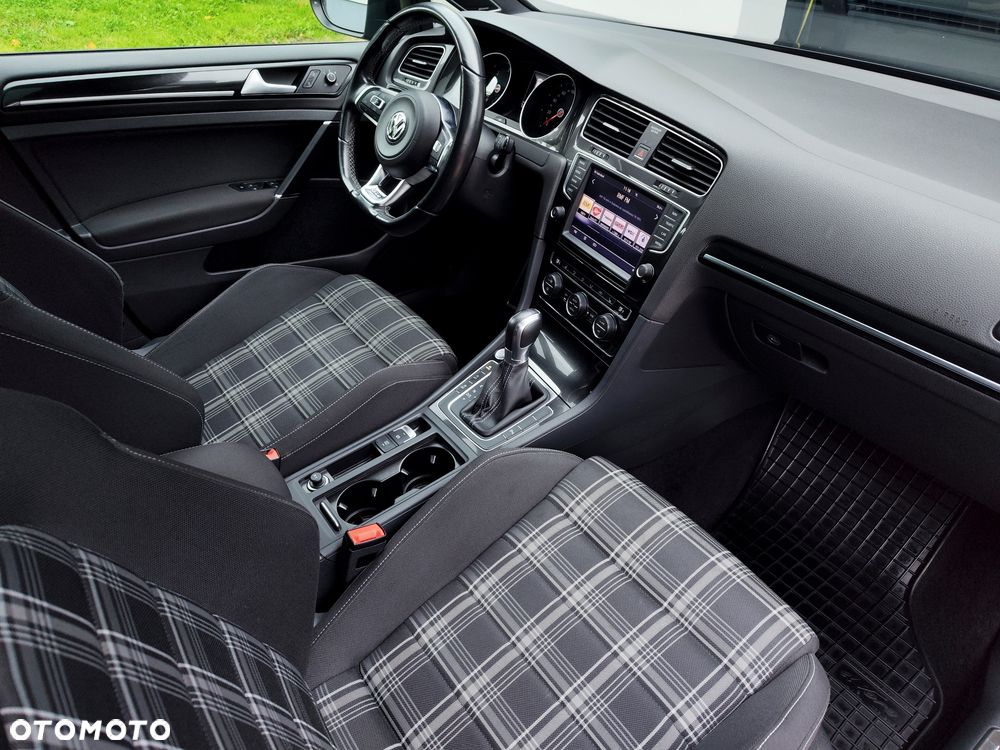 Volkswagen Golf - 6