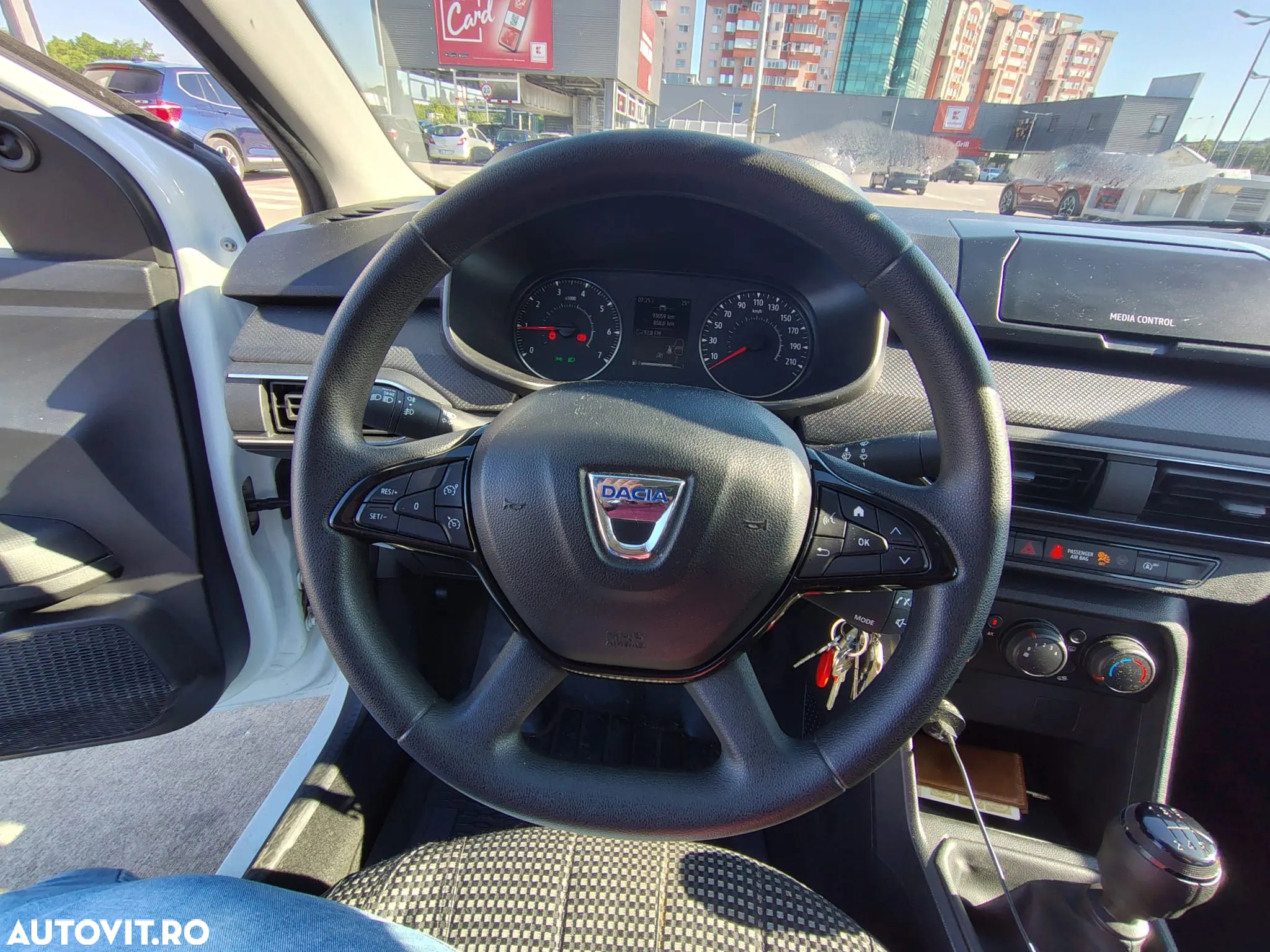 Dacia Logan SCe 65 Essential - 10