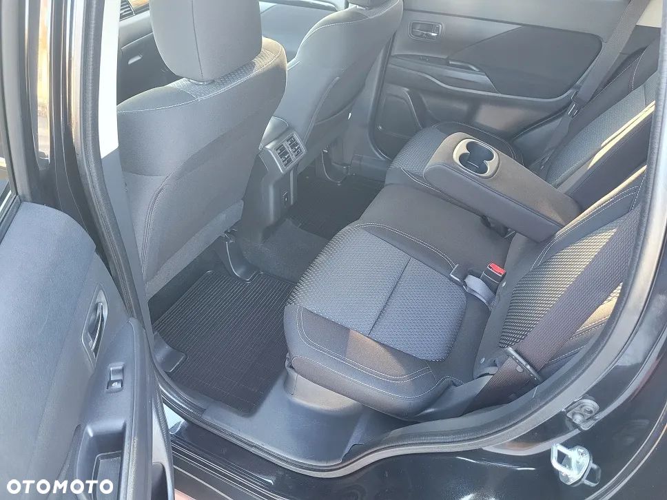 Mitsubishi Outlander 2.0 Intense + Navi 4WD CVT - 9