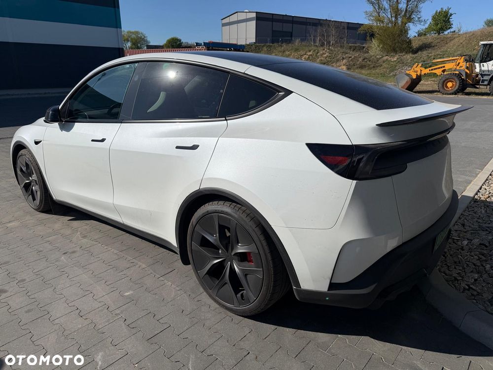Tesla Model Y - 6