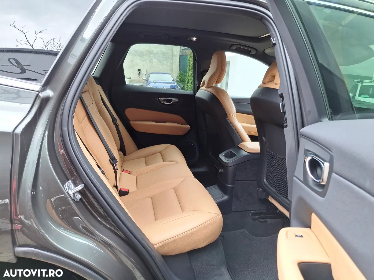 Volvo XC 60 T8 Twin Engine AWD Momentum Pro - 11