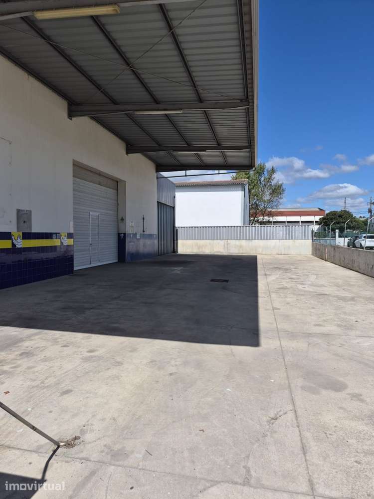 ARMAZÉM COM ESCRITÓRIOS PARA ARRENDAMENTO – 600 m² - Grande imagem: 3/33