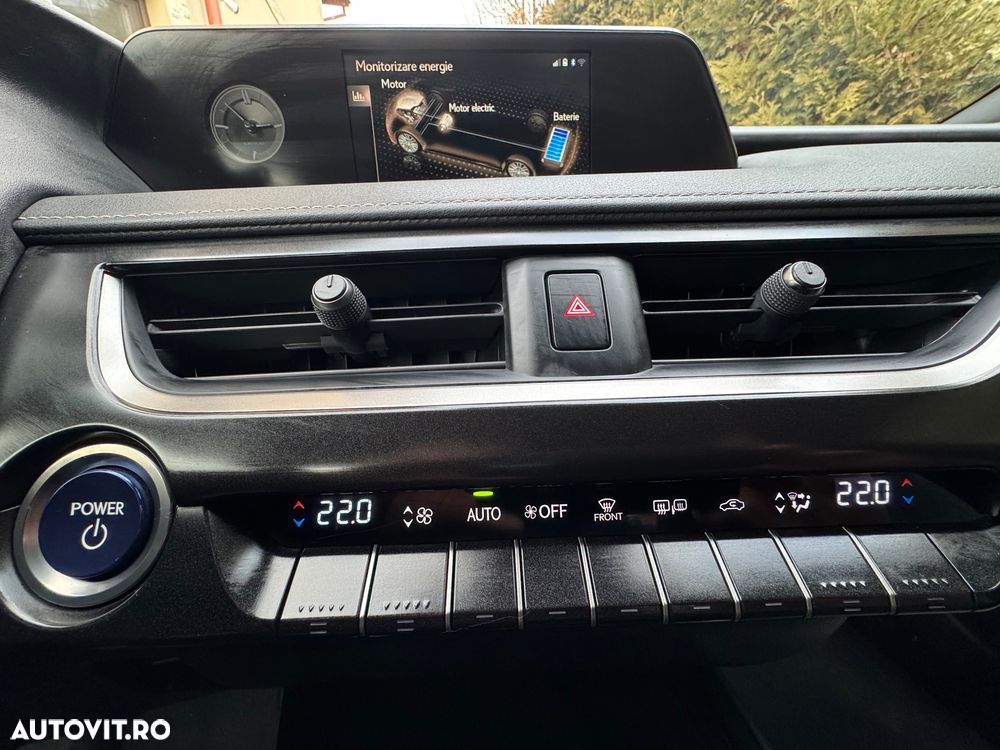 Lexus UX 250h FWD Business - 32