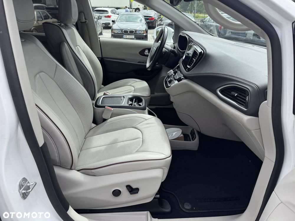 Chrysler Pacifica - 36