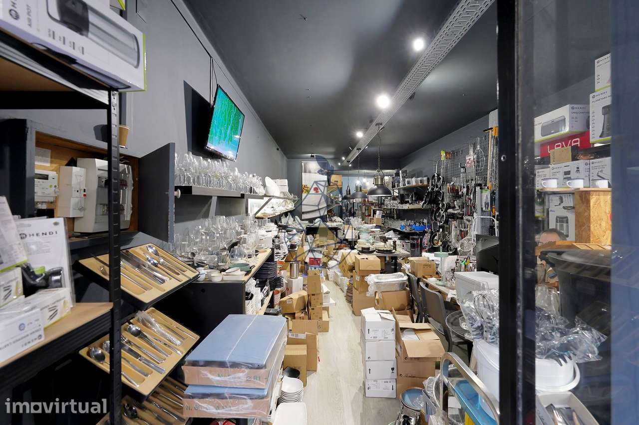 Loja centro da Cidade com área Total de 131m² (Rés Chão de 66m² e Cave - Grande imagem: 3/38