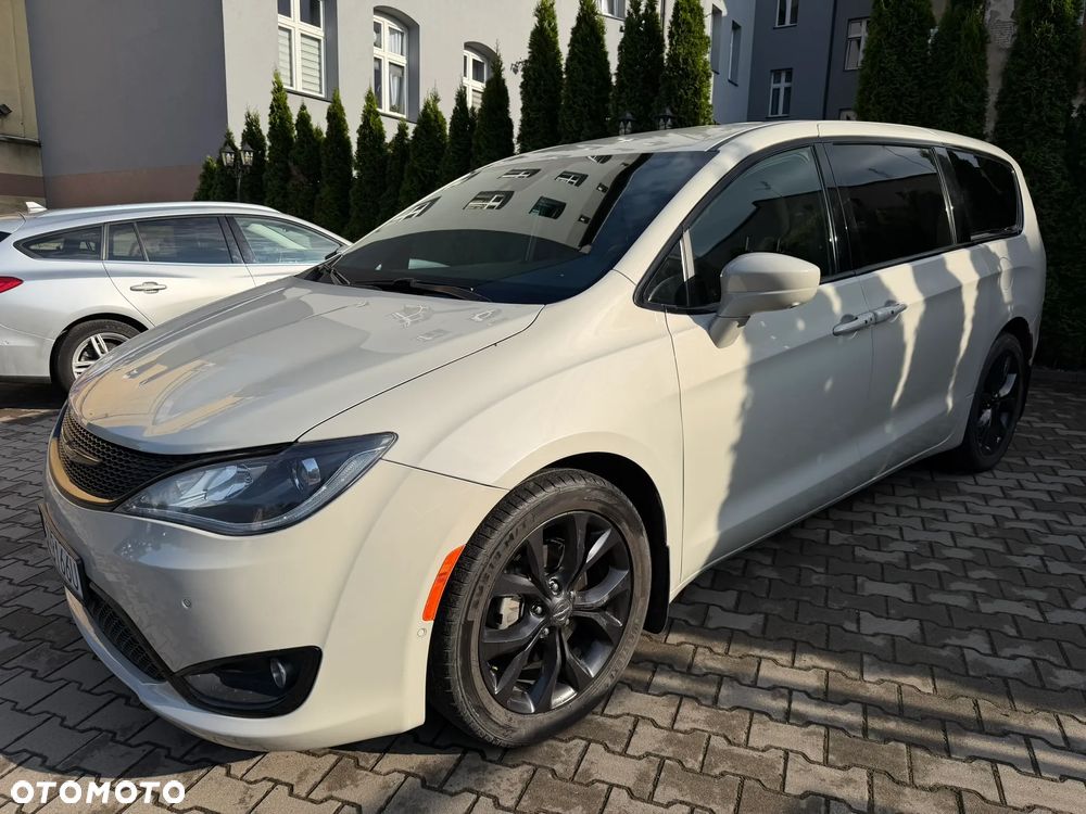 Chrysler Pacifica - 4