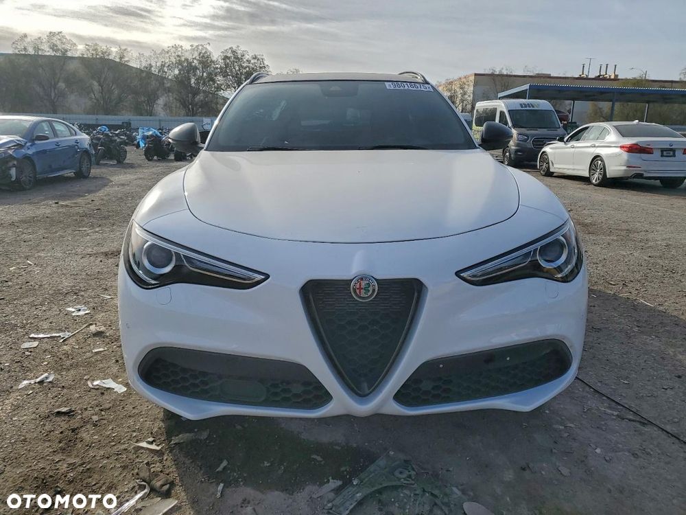 Alfa Romeo Stelvio - 2