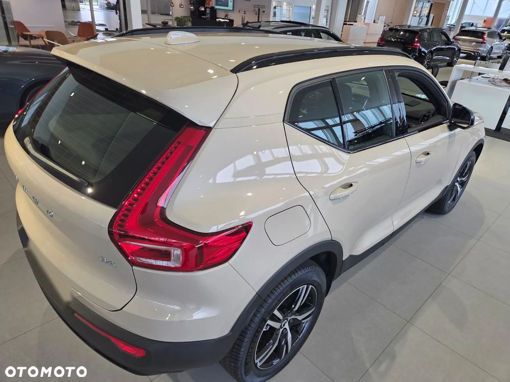 Volvo XC 40 B4 Plus Black Edition - 13