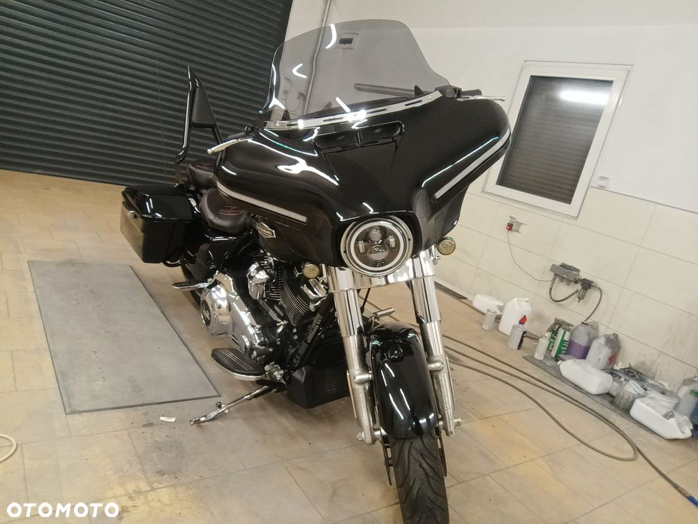 Harley-Davidson Touring Street Glide - 2