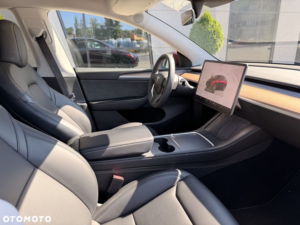 Tesla Model Y Long Range AWD - 10