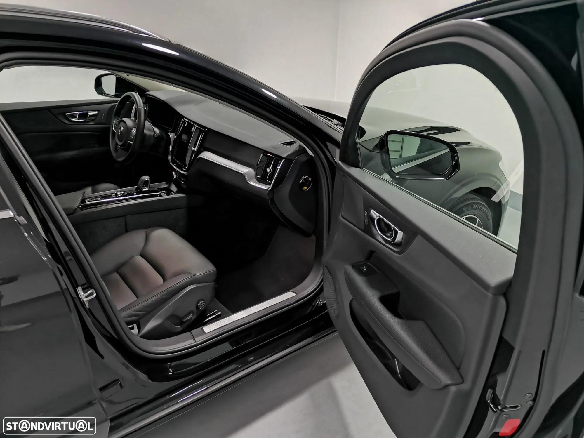 Volvo V60 2.0 B4 Plus Dark Auto - 6