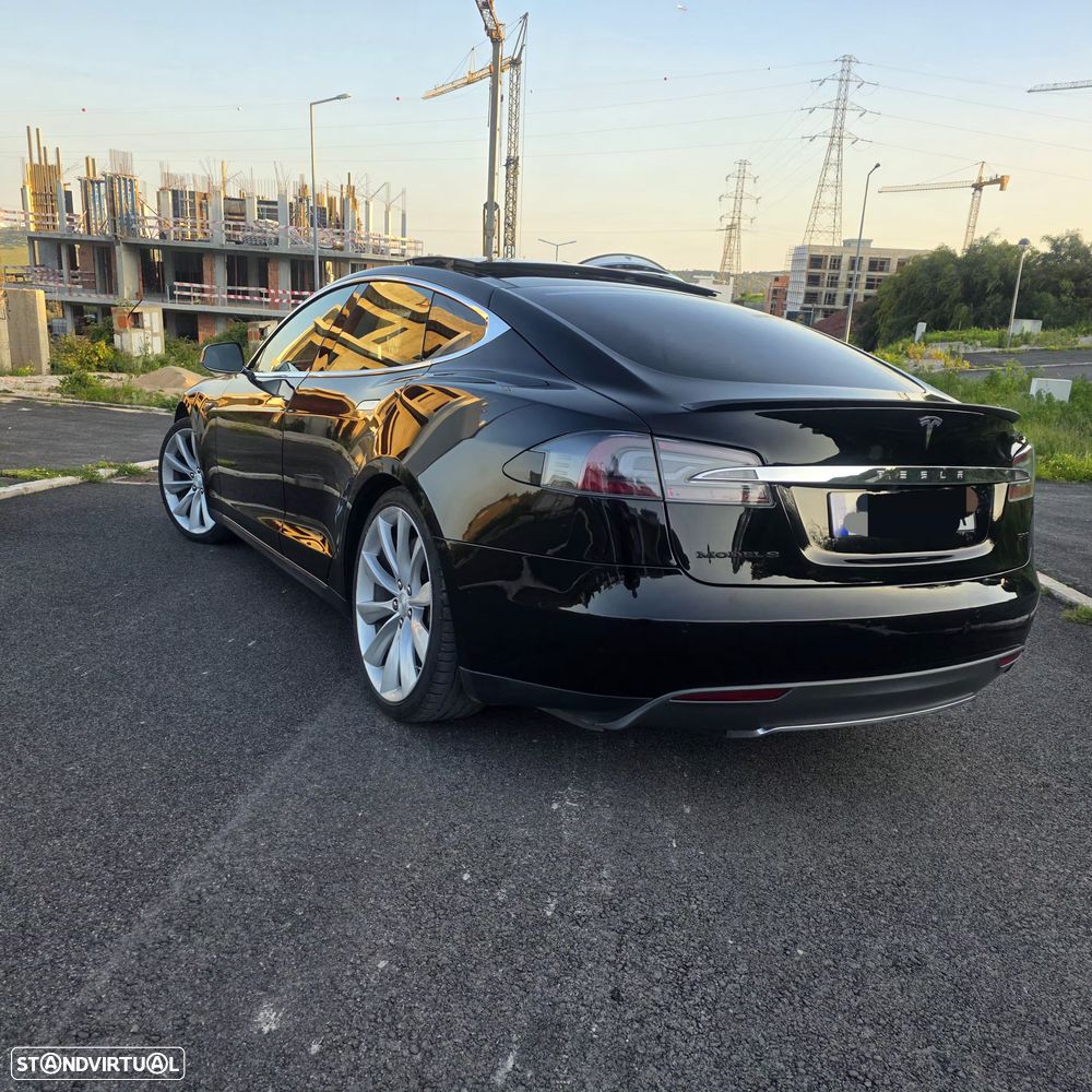 Tesla Model S - 4