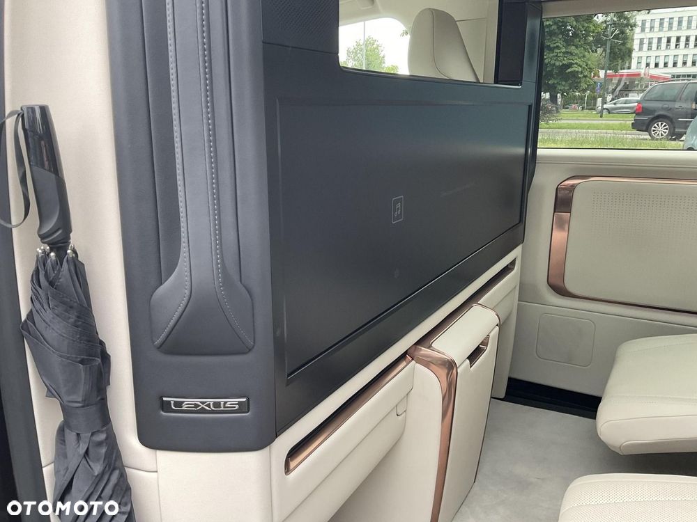 Lexus LM - 23