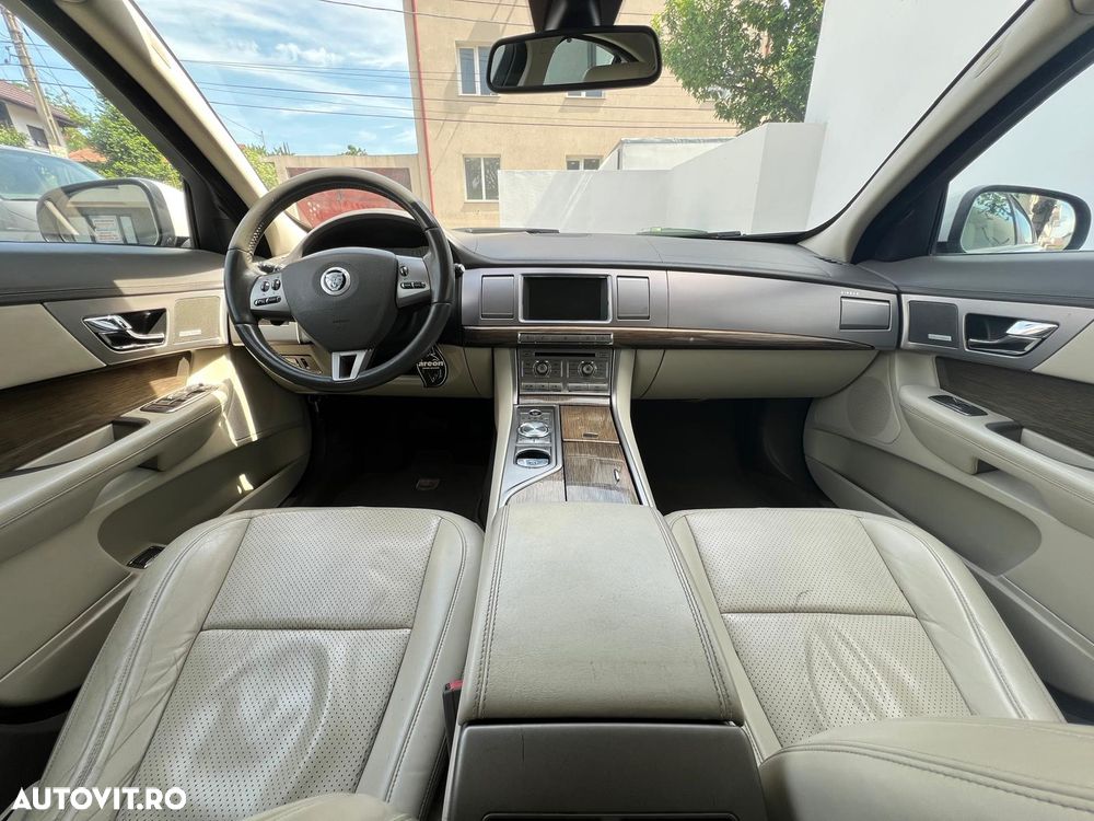 Jaguar XF 2.7D Luxury - 8
