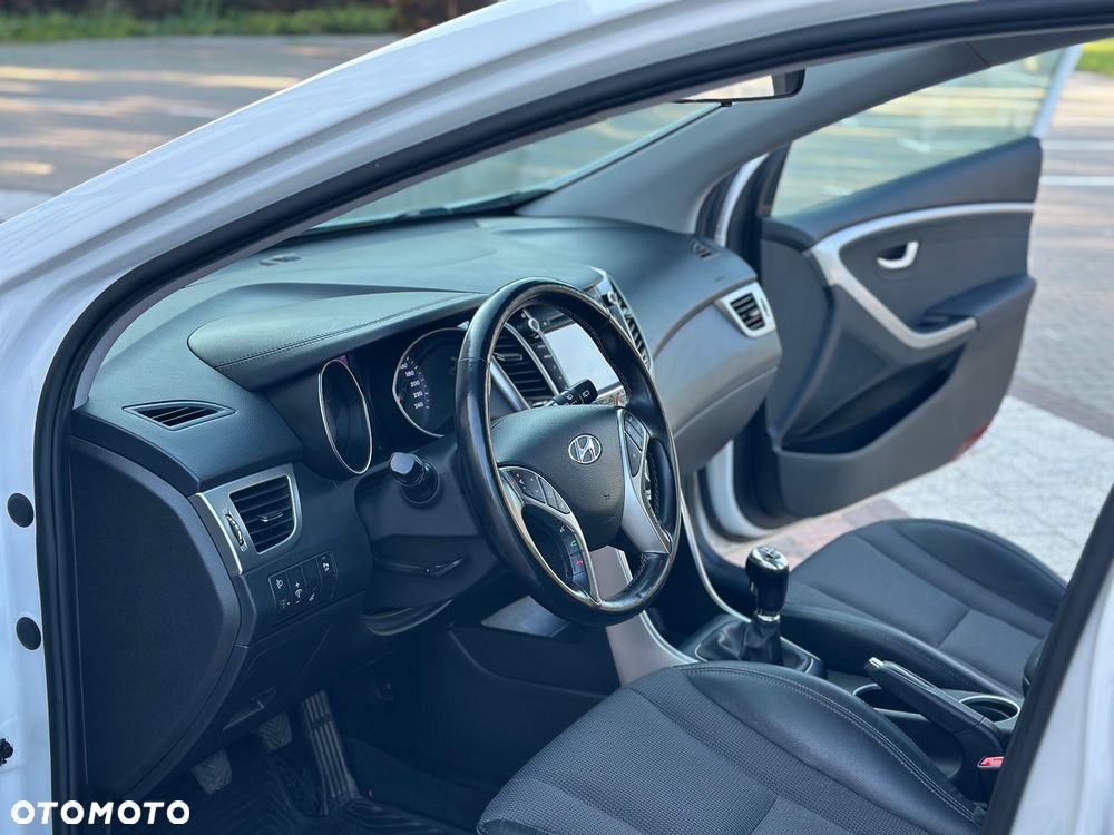 Hyundai i30 1.6 CRDi Fifa World Cup Edition - 24