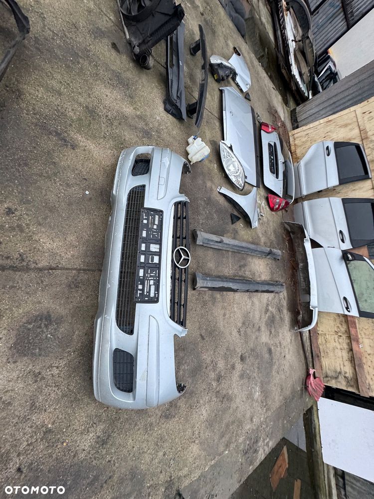 Mercedes a klasa w169 kolor srebrny 761 lampy przód prawa lewa przednie tylnie tył maska błotnik prawy lewy podszybie dysze spryskiwacza osłona plastik na masce wlot maski lampy tył drzwi prawe lewe przednie tylnie pas przedni chłodnice podszybie zderzak przód przedni progi - 3