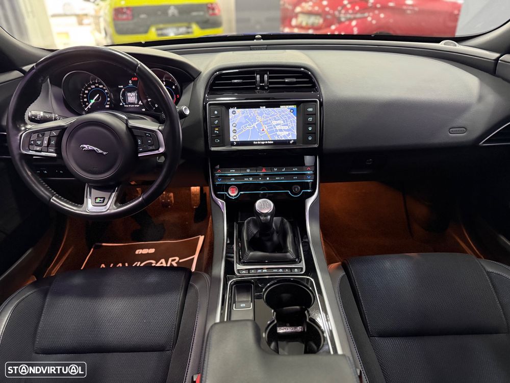 Jaguar XE 2.0 D R-Sport - 13