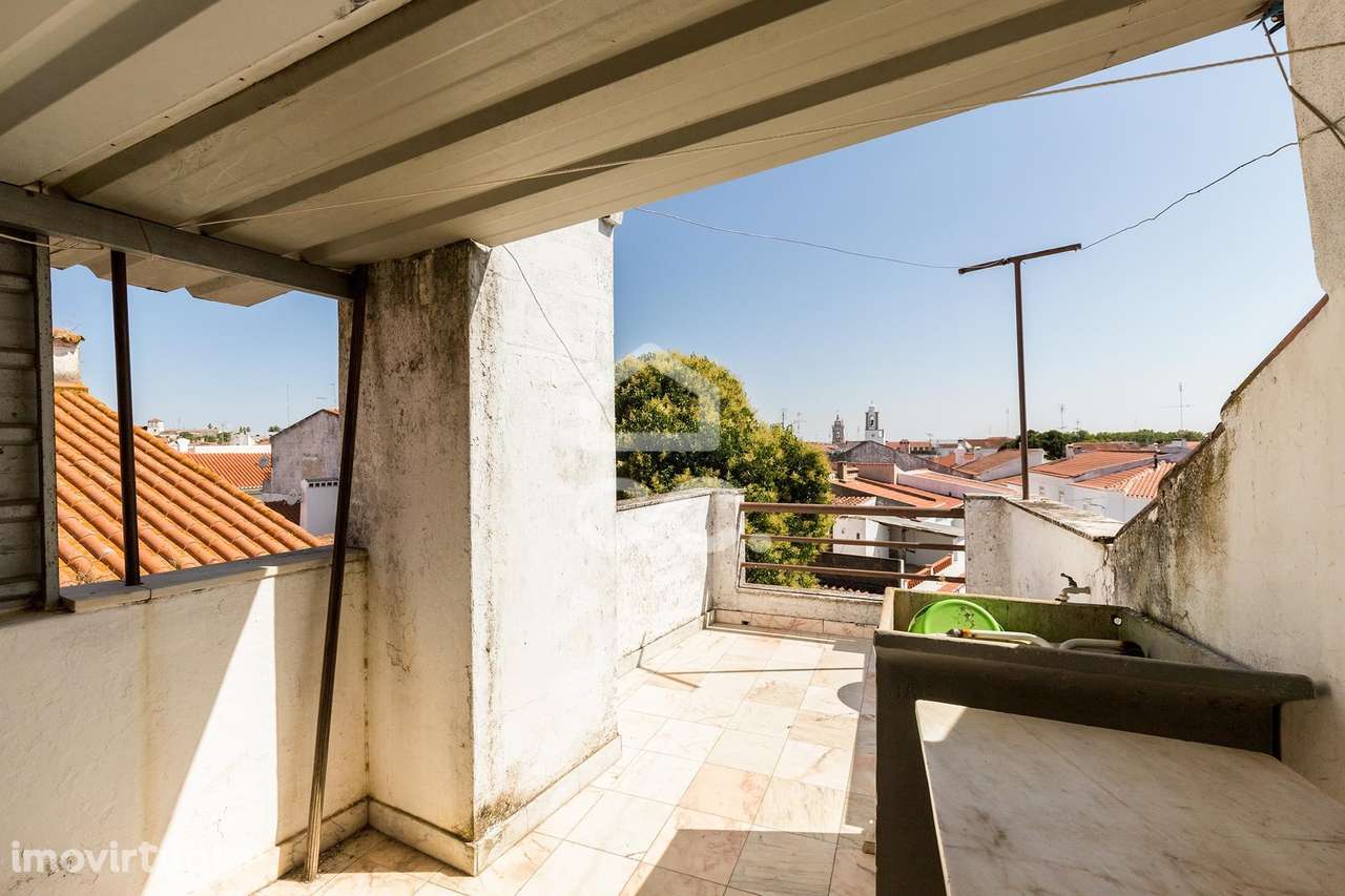 Prédio de Gaveto com Duas Moradias Independentes no Centro de Borba - Grande imagem: 4/41