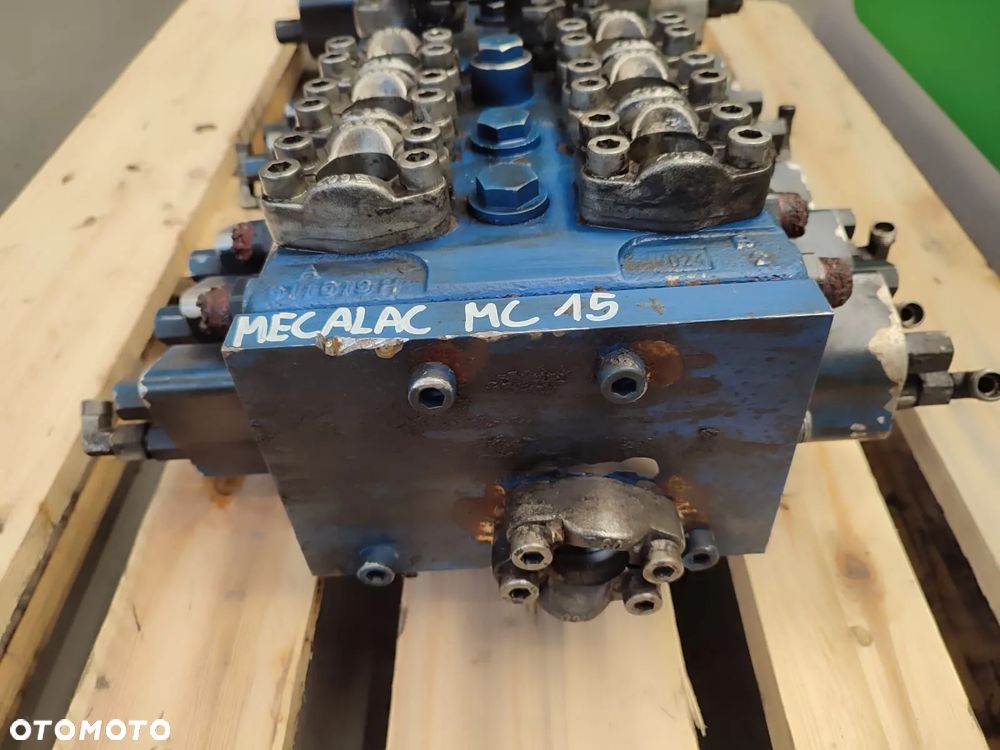 Rozdzielacz hydrauliczny M76506308M720 MECALAC MC 15 - 5