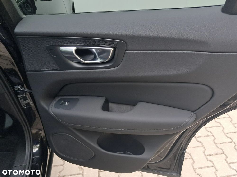 Volvo XC 60 T6 Plug-In Hybrid AWD Ultra Dark - 17