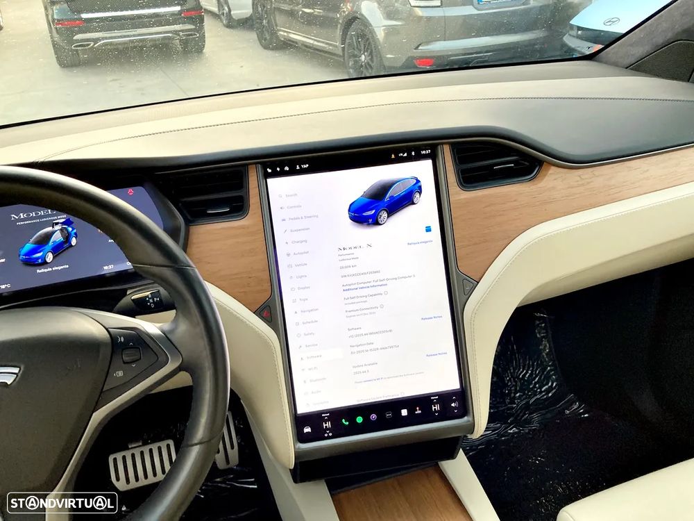 Tesla Model X - 16