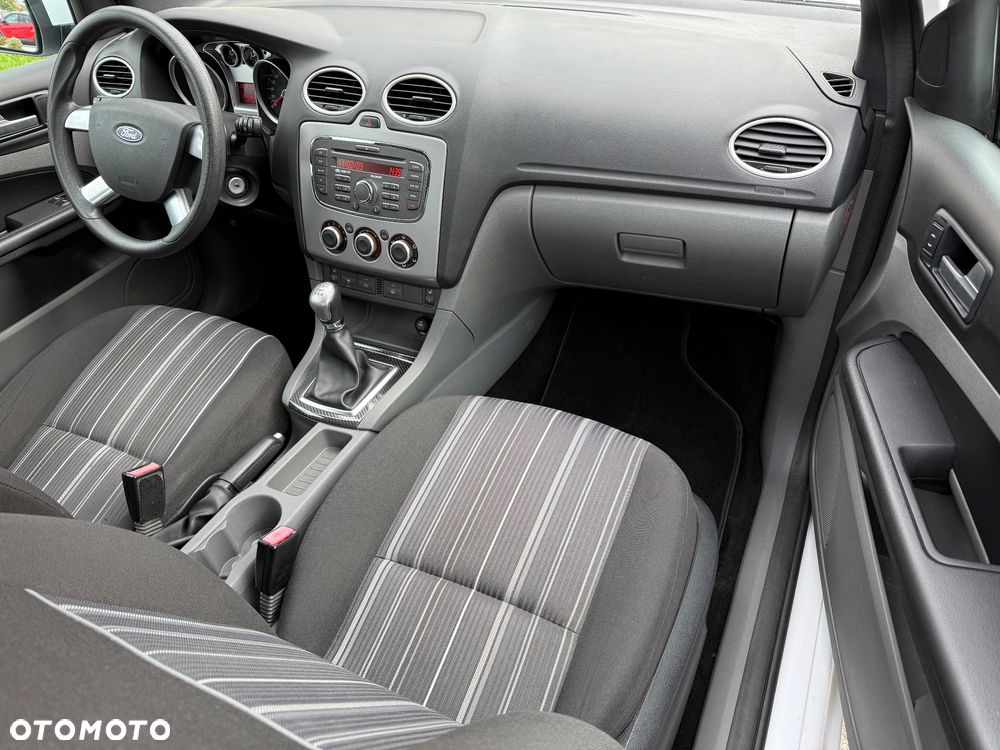 Ford Focus 1.6 16V Style+ - 10