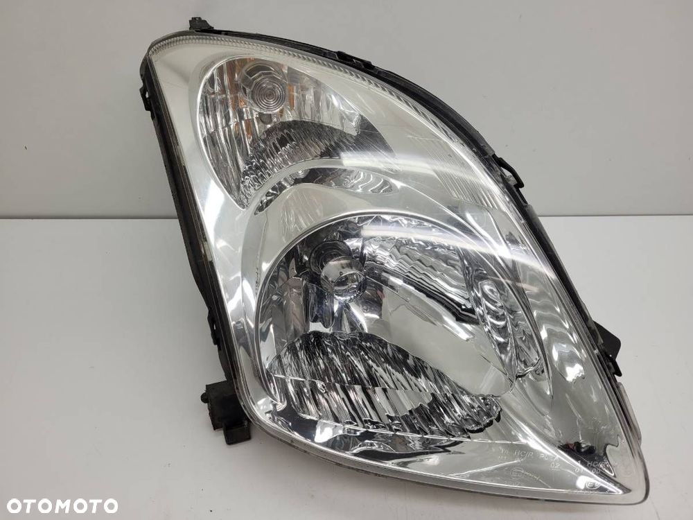REFLEKTOR PRAWY LAMPA PRAWA SUZUKI SWIFT III SZ092-A201R EUROPA 2005 - 1