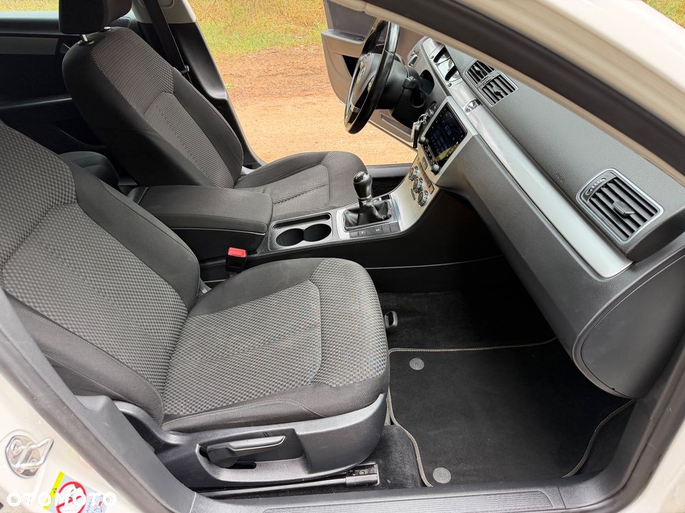 Volkswagen Passat 1.6 TDI Comfortline - 27