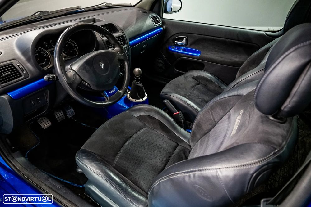 Renault Clio 3.0 V6 Sport - 17