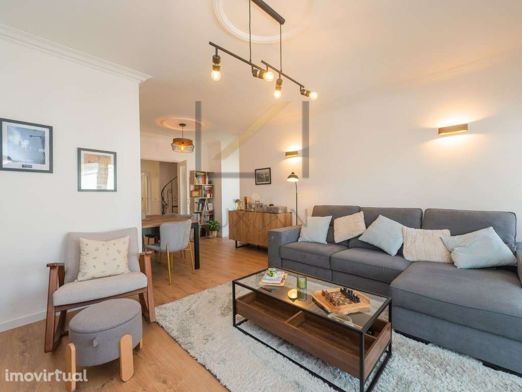 Andar de Moradia T2 + 2 Duplex Remodelado com Cave, Garagem Box e L... - Grande imagem: 3/44