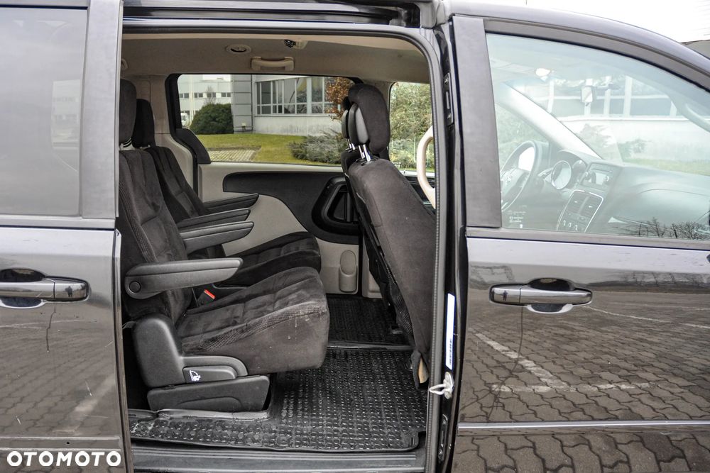 Dodge Grand Caravan - 12