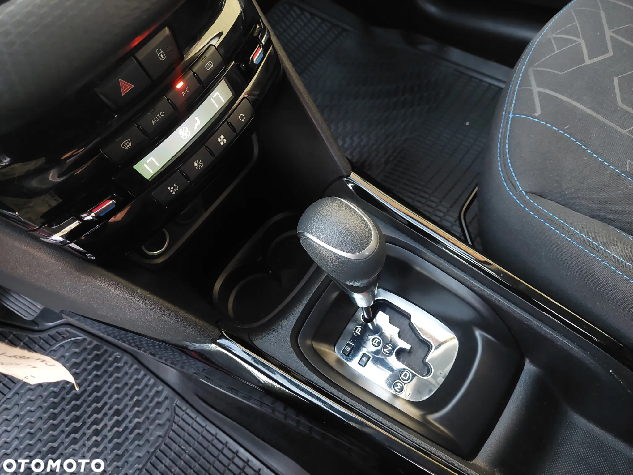 Peugeot 2008 1.2 Pure Tech GPF Signature S&S EAT6 - 26