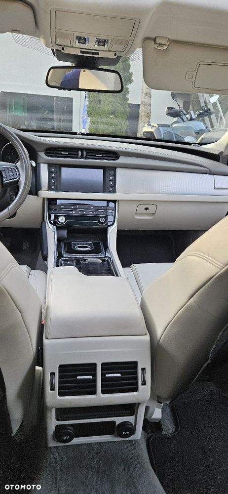 Jaguar XF 3.0 V6 Prestige - 27