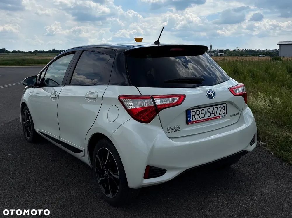 Toyota Yaris Hybrid 100 Premium - 5