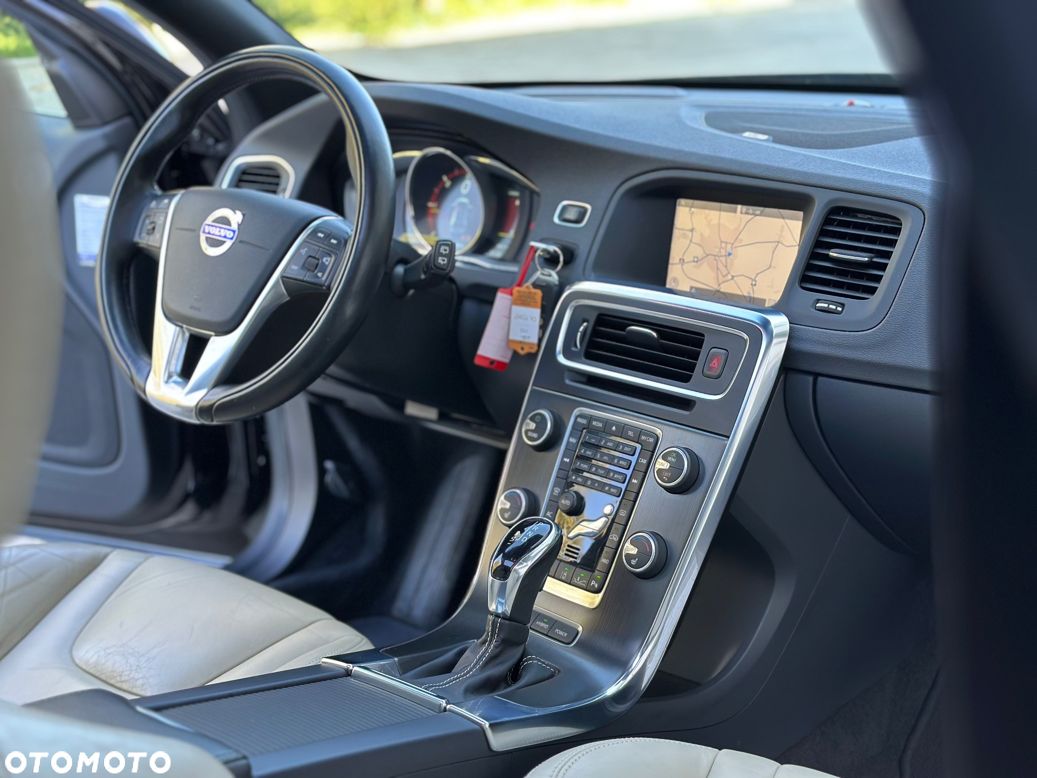 Volvo V60 D6 AWD Plug-in Hybrid Momentum - 17