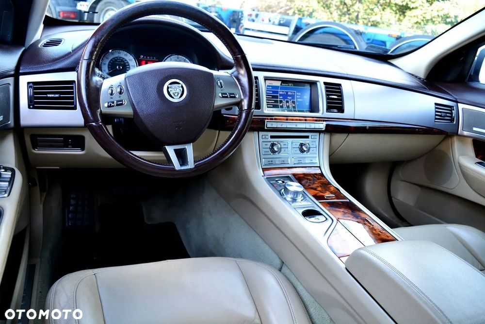 Jaguar XF 4.2 V8 Premium Luxury - 6