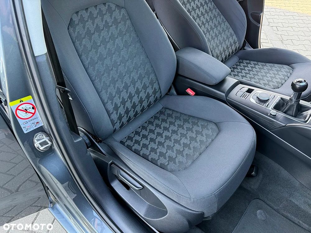 Audi A3 Sportback 1.6 TDI S line Sportpaket - 31