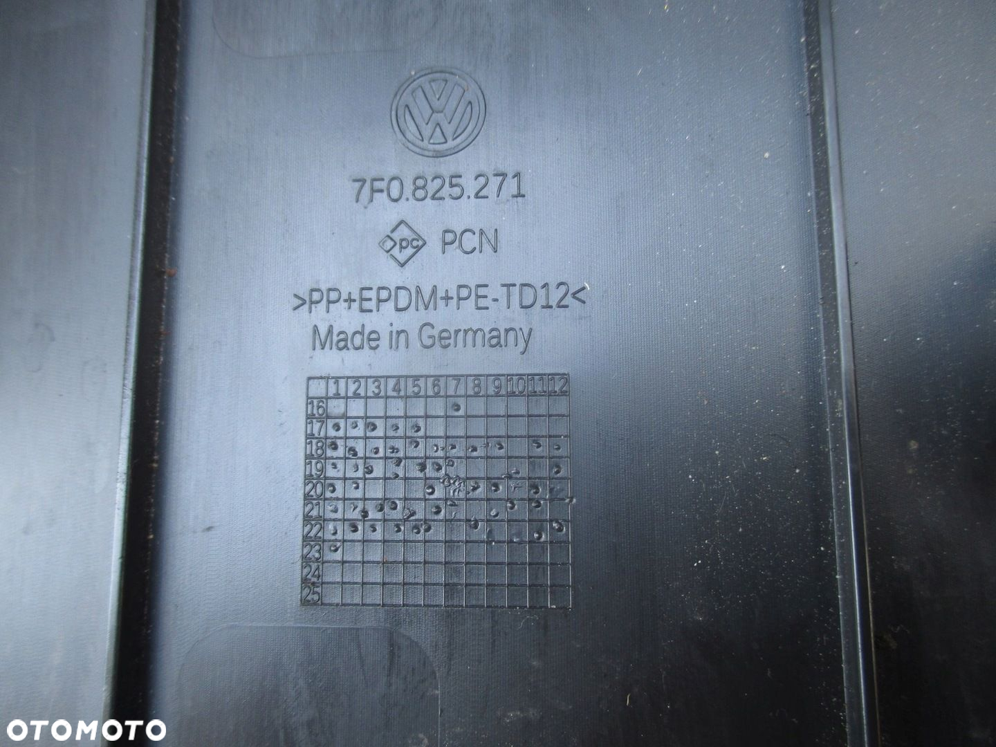 Osłony tylnych lamp do belki VW T5 T6 7F0825271 komplet LP 7F0825271 - 4