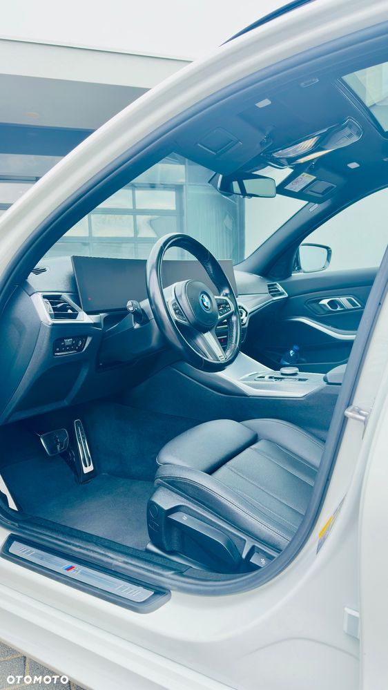BMW Seria 3 330e M Sport - 12