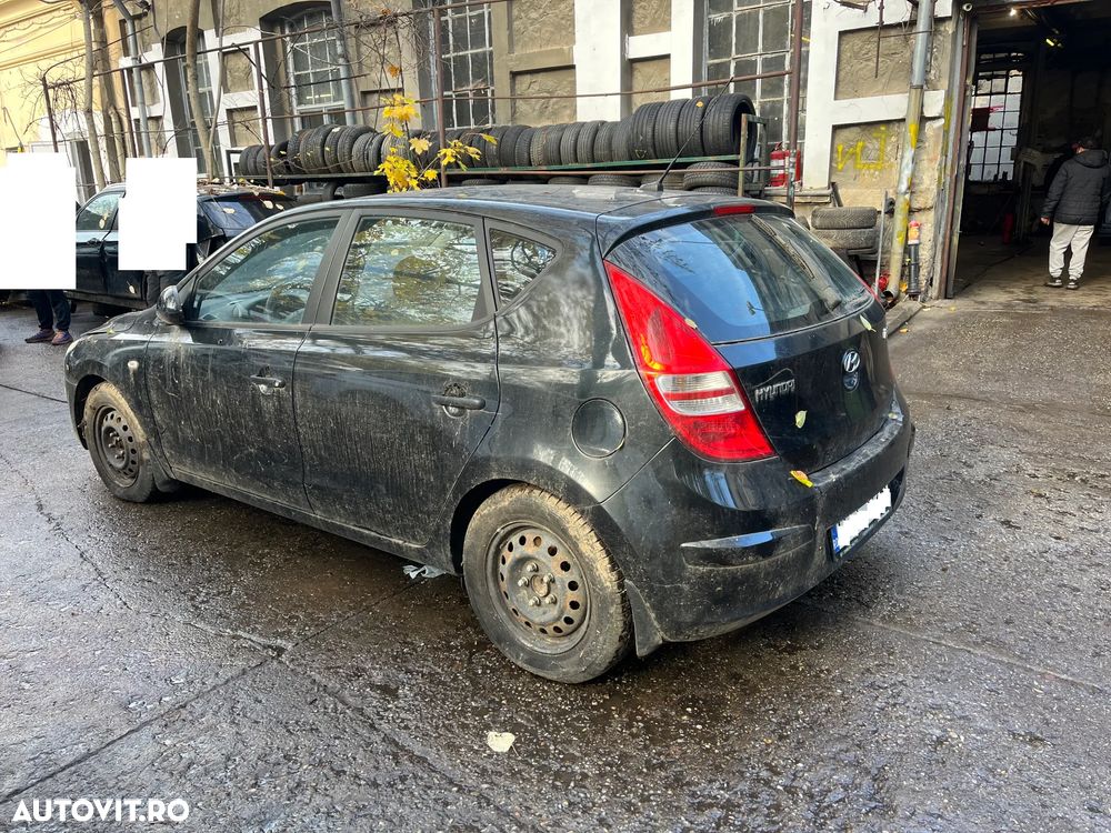 Dezmembrez Hyundai i30 2008 negru 1,4 benzina 80KW - 3