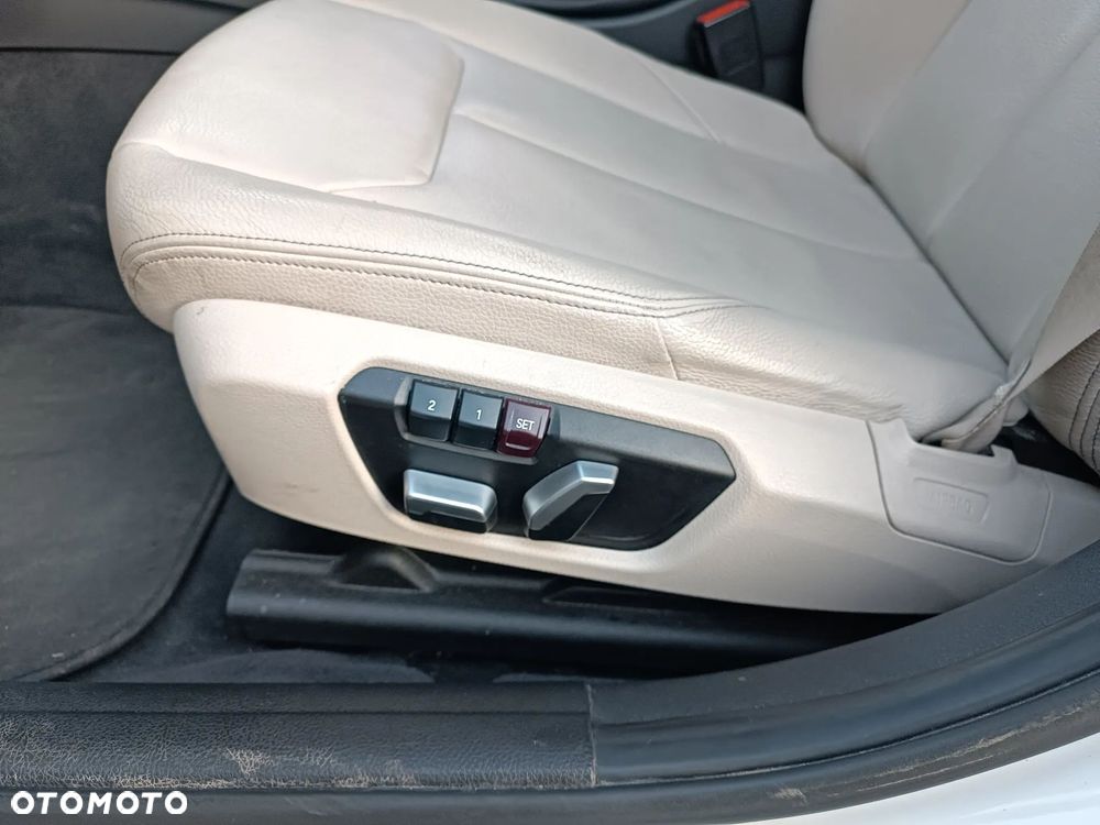 BMW Seria 3 320i xDrive - 9