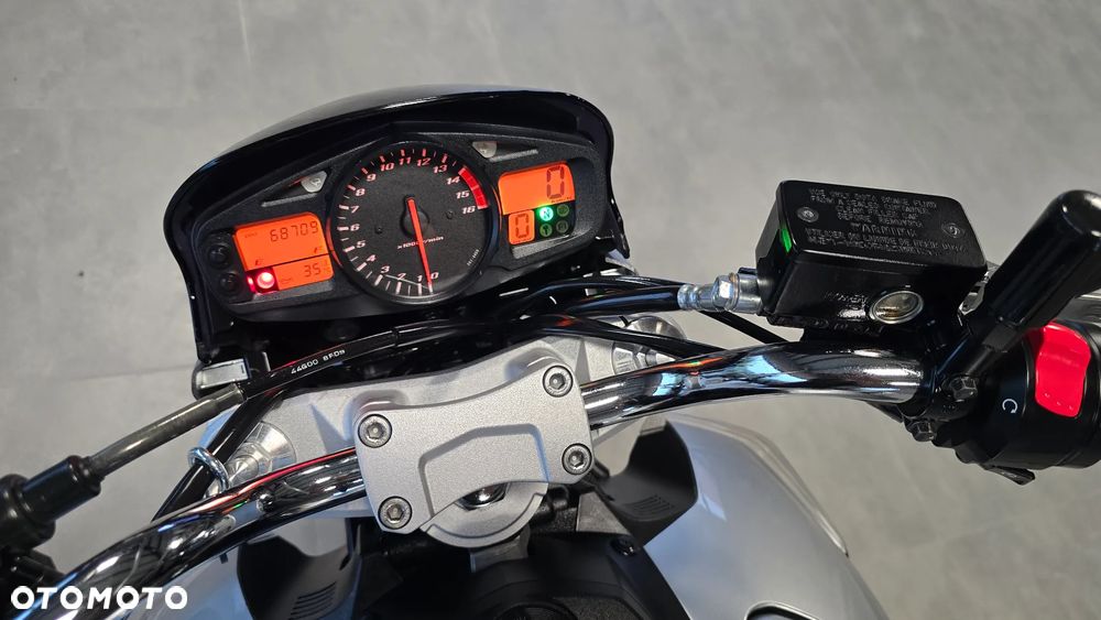 Suzuki GSR - 12