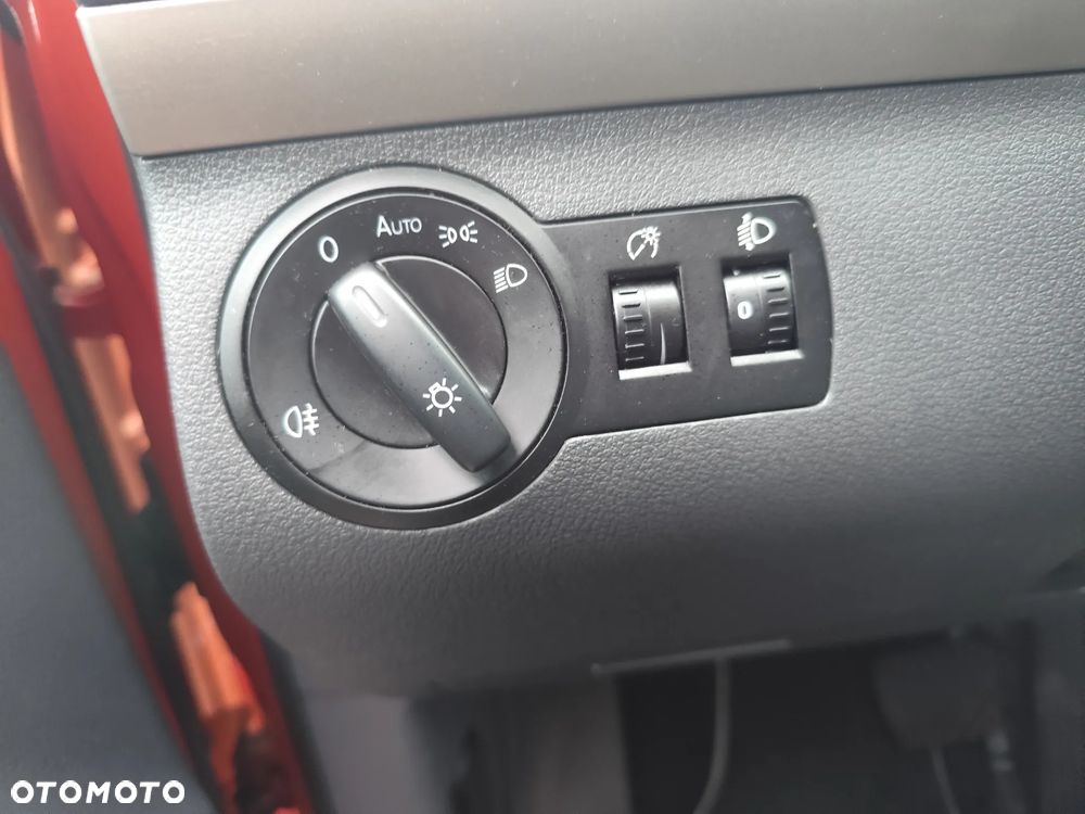 Volkswagen Touran 2.0 TDI Trendline DSG - 34