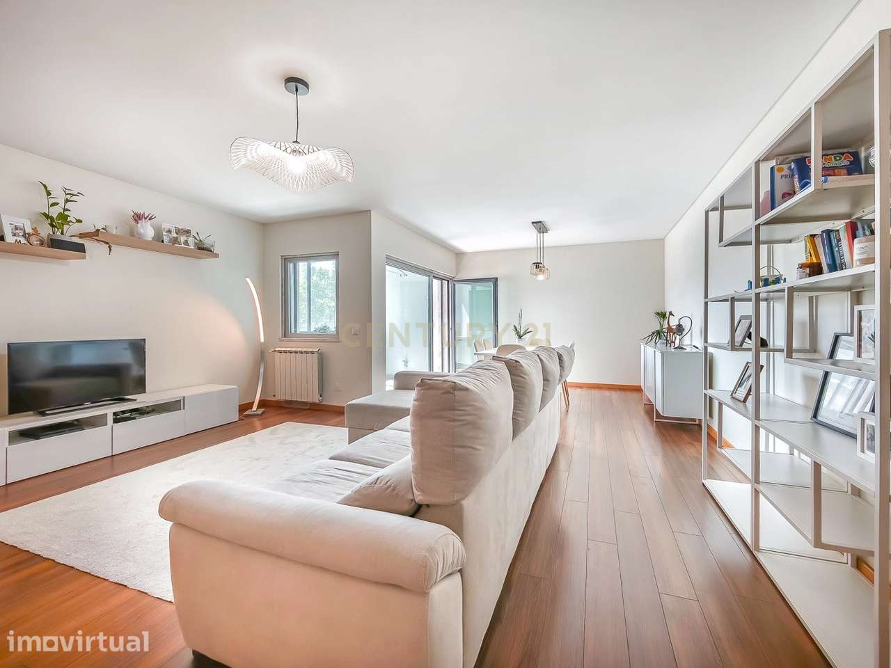 Apartamento T2 de referência na Pontinha com garagem e mais de 100m² - Grande imagem: 2/32