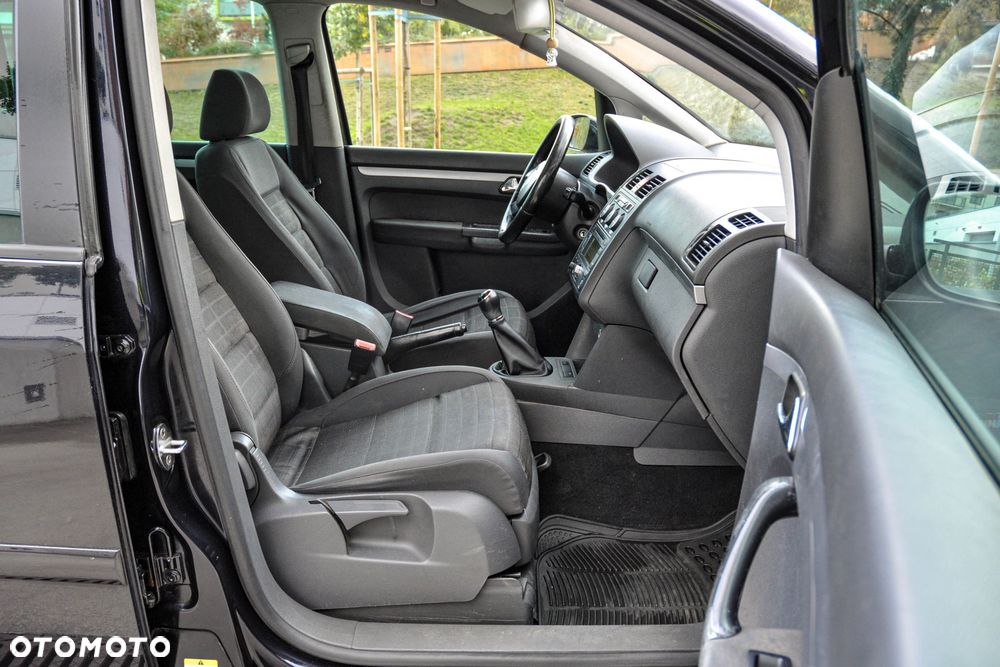 Volkswagen Touran - 11