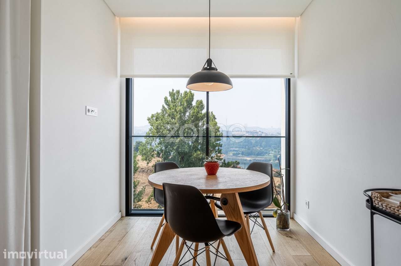 T3 semi-novo com box, com vista Rio, Valbom