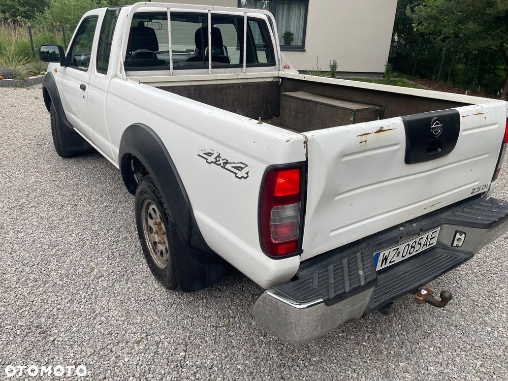Nissan Pickup - 3