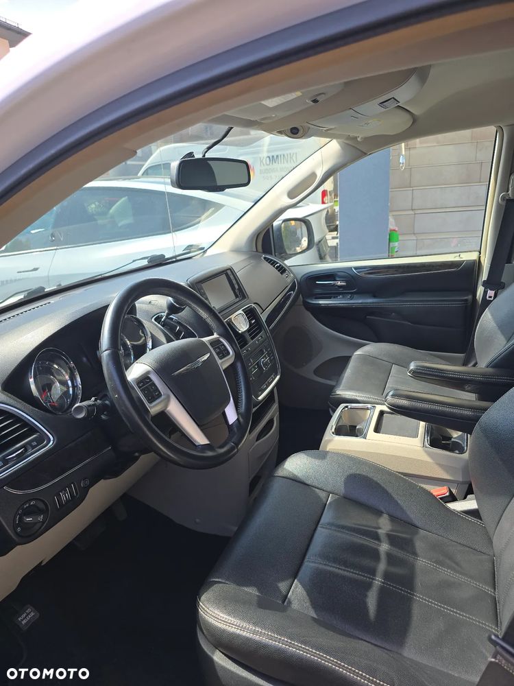 Chrysler Town & Country - 9